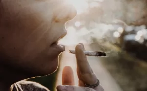 Fumare cannabis fa male - I rischi per gli adolescenti - VediamociChiara