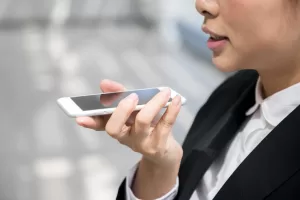 Scopri di più su questa abitudine sempre più diffusa del parlare con le macchine... assistente vocale