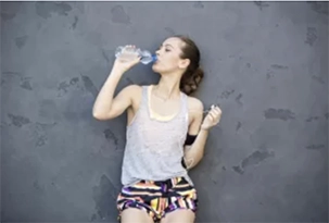 Oggi bere dalla bottiglia è cool! - VediamociChiara -