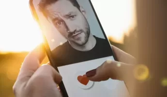 il colpo di fulmine viaggia sul Web