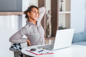 Stare al computer ti fa venire il mal di schiena